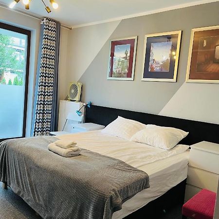 Airport Comfy Guest Home Varsovia Exterior foto